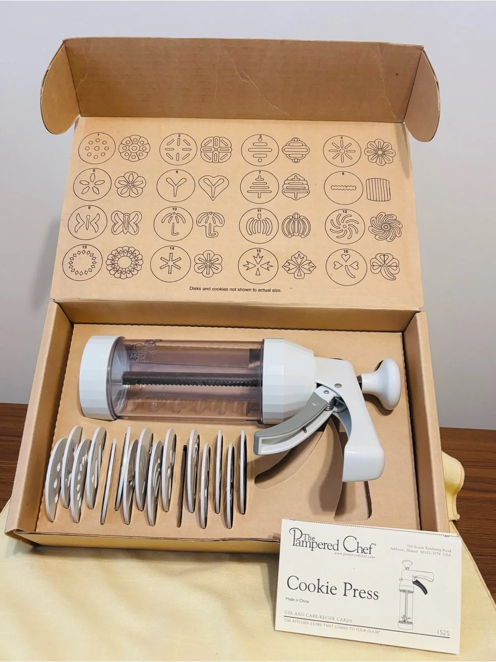 New 2003 Retired Pampered Chef  9 Cake Stencils & 2006 Cookie Press, 16 Discs